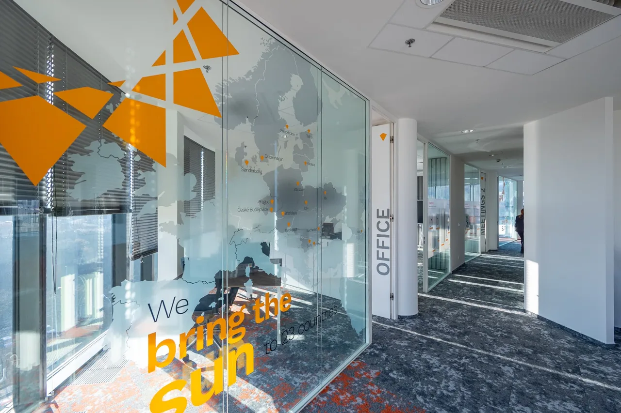 Skleněná příčka Photomate s oranžovou mapou Evropy