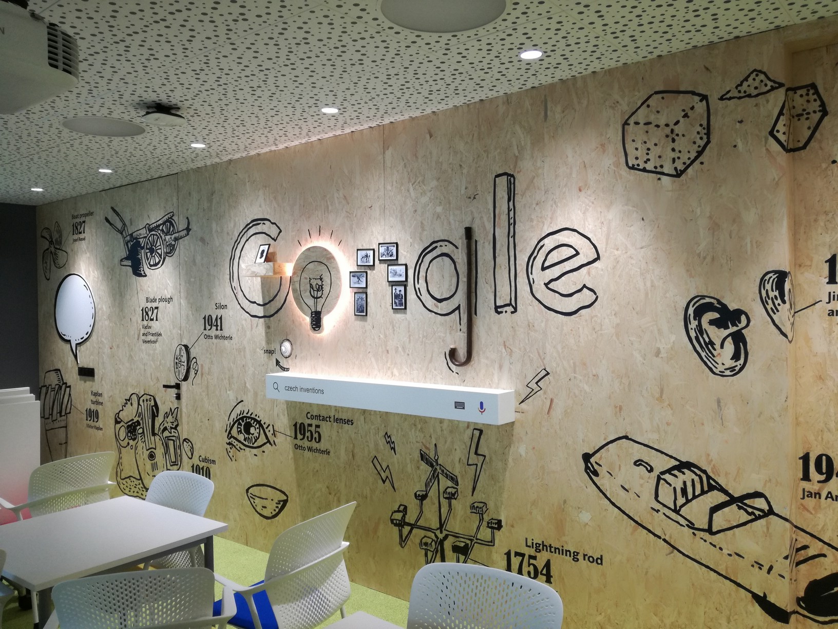 Rukou kreslená Google stěna s českými vynálezy a osvětleným logem